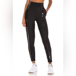 ultracor ( Revolve) Essential Pavo Jogger in Nero - XS